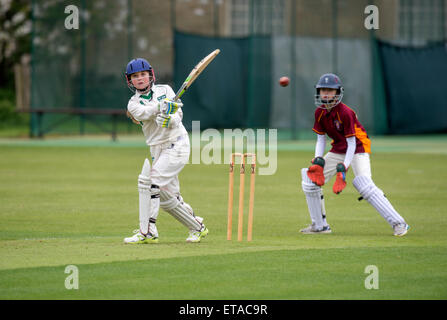 Ein Juniorinnen-Cricket-Match in Wiltshire UK Stockfoto