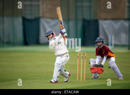 Ein Juniorinnen-Cricket-Match in Wiltshire UK Stockfoto