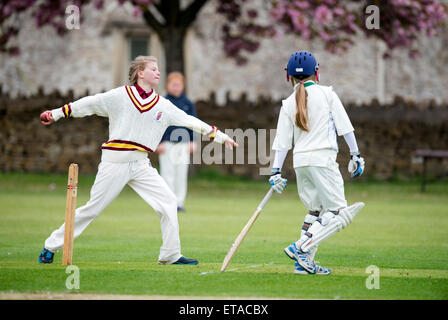 Ein Bowler während ein Juniorinnen-Cricket-Match in Wiltshire UK Stockfoto