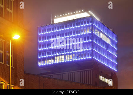 Berlin, Deutschland, beleuchtet Narva-Turm in der Oberbaum-City Stockfoto