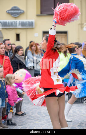 Monte Porzio, Italien - 19. April 2015: Majoretten zeigen, während ein Dorffest in Monte Porzio in der Nähe von Rom, Italien Stockfoto