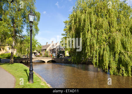 Das Cotswold Autofahren Museum neben dem River Windrush in der Cotswold-Dorf Bourton auf dem Wasser, Gloucestershire UK Stockfoto