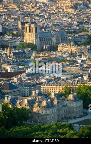 Draufsicht von Paris mit Kathedrale Notre Dame und Palais Luxembourg, Paris, Frankreich Stockfoto