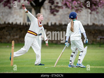 Ein Bowler während ein Juniorinnen-Cricket-Match in Wiltshire UK Stockfoto