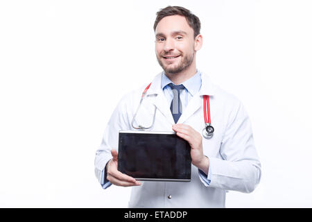 Hübscher Arzt hält den laptop Stockfoto