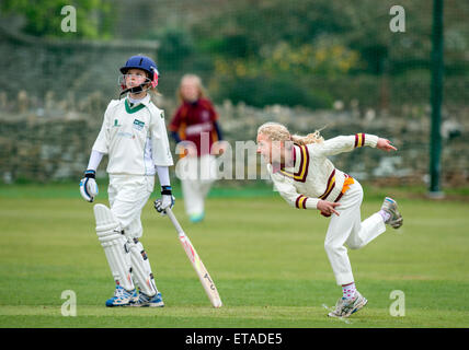 Ein Bowler während ein Juniorinnen-Cricket-Match in Wiltshire UK Stockfoto