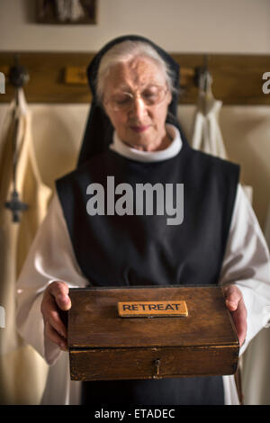 Zisterzienser Nonne mit einer Kiste beschriftet "Rückzug" in Heilig Kreuz Abtei in der Nähe von Whitland, Pembrokeshire Wales, UK Stockfoto