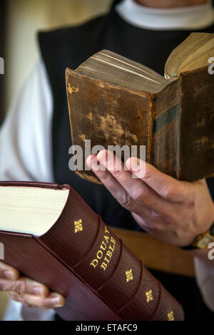 Ein Douay Bibel und Office-Adressbuch aus dem 1813 in Heilig Kreuz Abtei in der Nähe von Whitland in Pembrokeshire, Wales UK Stockfoto