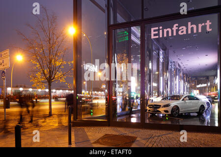 Berlin, Deutschland, Luftballons Licht begrenzen die Muehlenstrasse Stockfoto