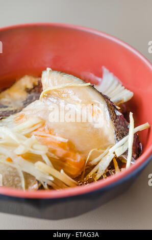 Japanische Küche - Lachs Kabutoni Fisch mit süßer Soße Stockfoto