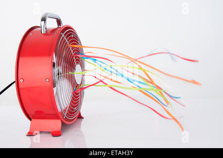 Sommer-Ventilator mit Kordeln auf weiß Stockfoto