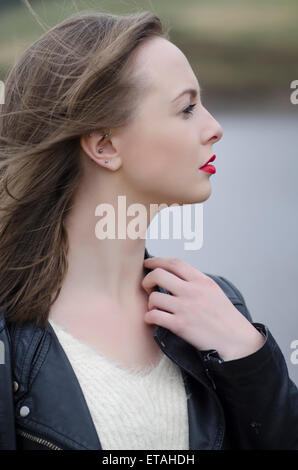 Profil von einer schönen jungen Frau wegschauen Stockfoto