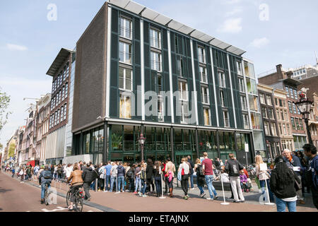 Menschen warten in der Schlange für Anne frank Haus in Amsterdam auf sonnigen Frühlingstag Stockfoto