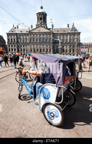 Fahrrad-Taxi auf dem Dam vor königlicher Palast Amsterdam in den Niederlanden Stockfoto
