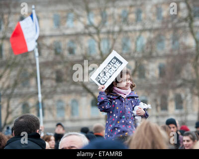 Tausende versammeln sich am Trafalgar Square in ein Zeichen der Solidarität mit den Je Suis Charlie Demonstrationen und Kundgebungen, die heute in Frankreich statt.  Mitwirkende: Wo sehen: London, Vereinigtes Königreich bei: Kredit-11. Januar 2015: Peter Maclaine/WENN.com Stockfoto