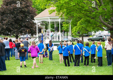 Veteranen und Dorfbewohner beobachten Memorial Day Zeremonie in Townshend Vermont Stockfoto