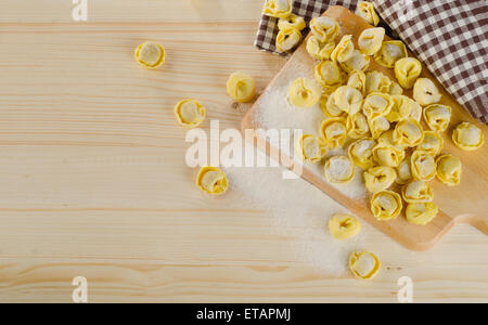 Ungekocht italienischen Ravioli auf Holztisch. Ansicht von oben Stockfoto