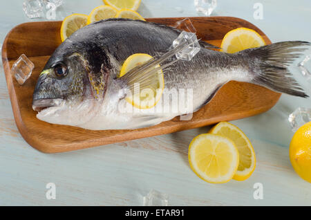 Rohe Dorado mit Zitrone auf ein Holzbrett. Stockfoto