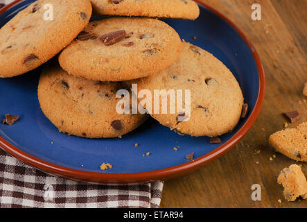 Chocolate Chip Cookies auf eine blaue Platte. Stockfoto