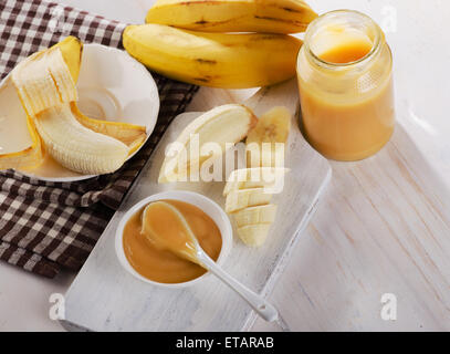 Baby-Püree in ein Gefäß mit Bananen. Selektiven Fokus Stockfoto