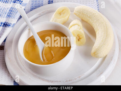 Babynahrung - Püree Bananen in eine Schüssel geben. Selektiven Fokus Stockfoto