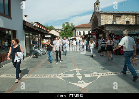 Die "Sarajevo treffen der Kulturen" Linie in der Innenstadt. Diese Linie trennt die Osmanischen Viertel aus den katholischen Zonen Stockfoto