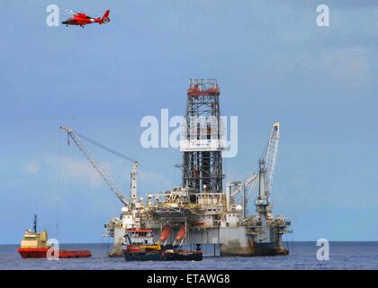 Die mobilen Offshore-Bohreinheit Development Driller II in den Prozess der Bohren einer Erleichterung bei der BP Deepwater Horizon Oil Spill Katastrophe Website 20. Juli 2010 im Golf von Mexiko. Stockfoto