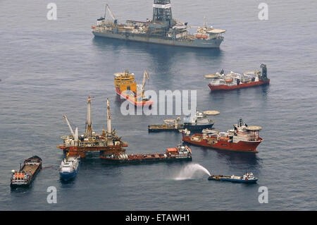 Die mobilen Offshore-Bohrungen Einheit Q4000 hält Position direkt über die beschädigte Deepwater Horizon Blowout-Preventer als Besatzungen arbeiten, die gut Kopf mit einer Technik bekannt als Spitze tötet 26. Mai 2010 im Golf von Mexiko zu schließen. Stockfoto