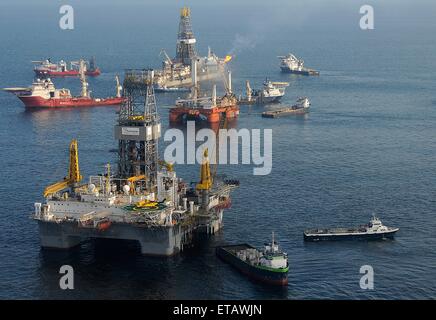 Die mobilen Offshore-Bohreinheit ist Development Driller II bereitet sich auf eine Erleichterung bei der BP Deepwater Horizon Oil Spill Katastrophe Website 18. Mai 2010 im Golf von Mexiko bohren. Entdecken Sie Enterprise weiterhin das Bohrschiff erfassen Öl und Gase aus den geplatzten Aufsteiger im Hintergrund verbrennen. Stockfoto