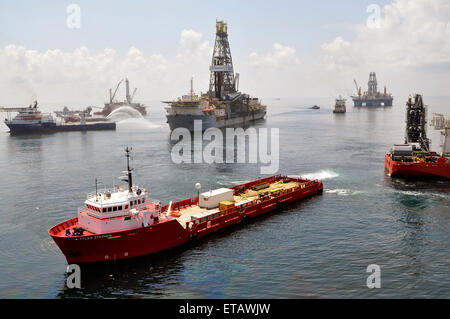 Der Bohrer Schiff entdecken Sie Enterprise weiterhin Öl zu erfassen und verbrennen Gase aus den geplatzten Aufsteiger bei BP Deepwater Horizon Oil Spill Disaster-Standort 15. Juni 2010 im Golf von Mexiko. Stockfoto