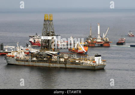 Die mobilen Offshore-Bohrungen Einheit Q4000 hält Position direkt über die beschädigte Deepwater Horizon Blowout-Preventer als Besatzungen arbeiten, um das Bohrloch mit einer Technik bekannt als Spitze tötet 26. Mai 2010 im Golf von Mexiko zu schließen. Die Technik fügt Schwere Bohrflüssigkeiten durch den Blow-out Preventer auf dem Meeresboden in den Brunnen, den unkontrollierten Ölfluss ins Meer zu stoppen. Stockfoto