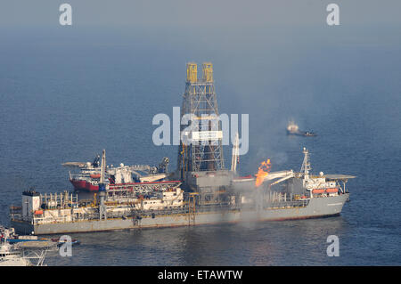 Der Bohrer Schiff entdecken Sie Enterprise weiterhin Öl zu erfassen und verbrennen Gase aus den geplatzten Aufsteiger bei BP Deepwater Horizon Oil Spill Disaster-Standort 18. Mai 2010 im Golf von Mexiko. Stockfoto