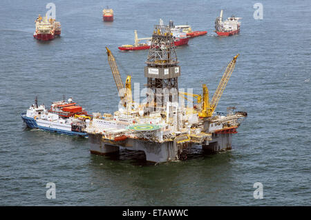 Die mobilen Offshore-Bohreinheit Development Driller II in den Prozess der Bohren einer Erleichterung bei der BP Deepwater Horizon Oil Spill Katastrophe Website 20. Juli 2010 im Golf von Mexiko. Stockfoto