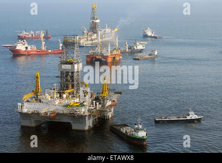 Die mobilen Offshore-Bohreinheit ist Development Driller II bereitet sich auf eine Erleichterung bei der BP Deepwater Horizon Oil Spill Katastrophe Website 12. Juni 2010 im Golf von Mexiko bohren. Entdecken Sie Enterprise weiterhin das Bohrschiff erfassen Öl und Gase aus den geplatzten Aufsteiger im Hintergrund verbrennen. Stockfoto