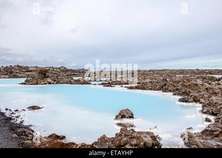 Die Lagune ist eine künstliche Lagune, die von der Wasser-Ausgabe des nahe gelegenen geothermischen Kraftwerks Svartsengi gespeist wird. Stockfoto