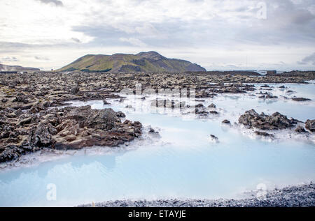 Die Lagune ist eine künstliche Lagune, die von der Wasser-Ausgabe des nahe gelegenen geothermischen Kraftwerks Svartsengi gespeist wird. Stockfoto