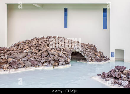 Die Lagune ist eine künstliche Lagune, die von der Wasser-Ausgabe des nahe gelegenen geothermischen Kraftwerks Svartsengi gespeist wird. Stockfoto