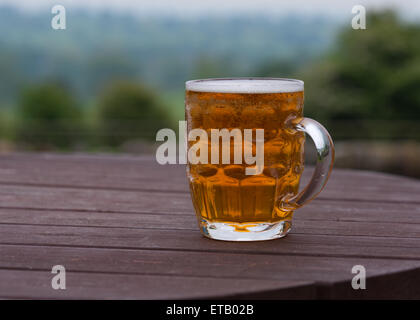 traditionellen Pint bitter Bier auf Land Kneipe Bier Gartentisch Stockfoto