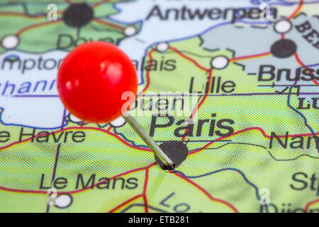 Nahaufnahme von roten Pin in einer Karte von Paris Stockfoto