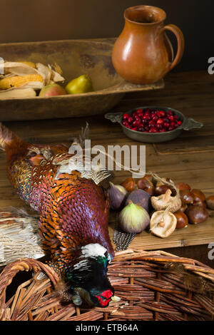 Wilden Fasan und Obst in einem Altmeister-Jagd-Stillleben Stockfoto