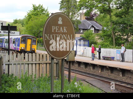 Northern Rail Zug kommt bei Grindleford Station im Peak District NP im Sheffield-Manchester Linie, Derbyshire UK Stockfoto