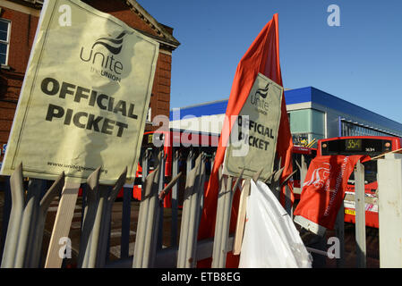 London-Bus-Treiber nehmen eine 24-Stunden-Streik, wie der Gewerkschaft Unite sagt, es gibt über 80 verschiedene Kostensätze von 18 anderen Weg Operattors, die ablehnen, spricht über ein einzelnes geben breite Zustimmung.  Nstige Busfahrer trat den Streik bei ihrem Depot.  Wo: London, Vereinigtes Königreich bei: 13. Januar 2015 Credit: WENN.com Stockfoto