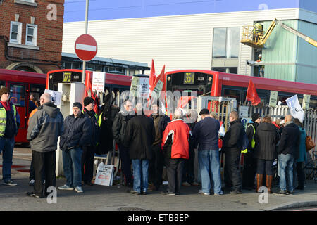 London-Bus-Treiber nehmen eine 24-Stunden-Streik, wie der Gewerkschaft Unite sagt, es gibt über 80 verschiedene Kostensätze von 18 anderen Weg Operattors, die ablehnen, spricht über ein einzelnes geben breite Zustimmung.  Nstige Busfahrer trat den Streik bei ihrem Depot.  Wo: London, Vereinigtes Königreich bei: 13. Januar 2015 Credit: WENN.com Stockfoto