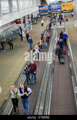 Denver, Colorado - Passagiere auf Rollsteige am Denver International Airport. Stockfoto