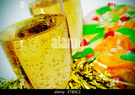 Nahaufnahme von zwei Gläser mit Champagner und einem Coca de Sant Joan, eine typische süße Fladen aus Katalonien, Spanien auf Saint Jo gegessen Stockfoto