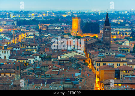 Verona-Skyline bei Nacht, Italien Stockfoto