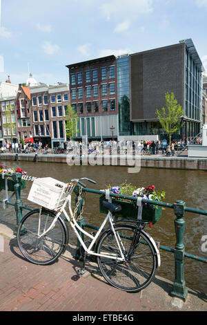 Fahrrad am Prinsengracht gegenüber Anne frank Haus in amsterdam Stockfoto