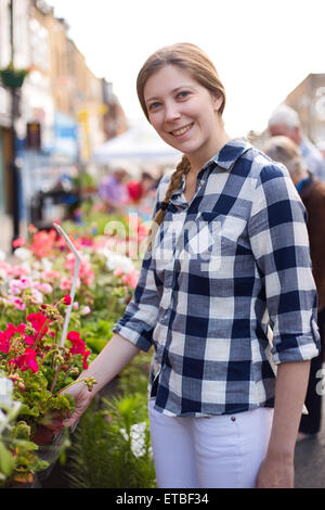 junge Frau auf dem Blumenmarkt Stockfoto