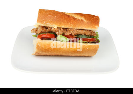 Schweinefleisch und Salat in ein knuspriges Brötchen auf einem Teller isoliert gegen weiße gezogen Stockfoto