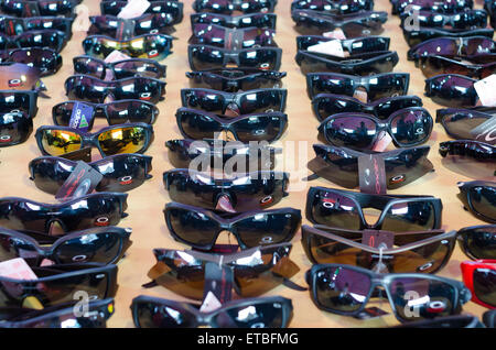 Gefälschte Sonnenbrillen auf dem Markt in Phuket, Thailand Stockfoto